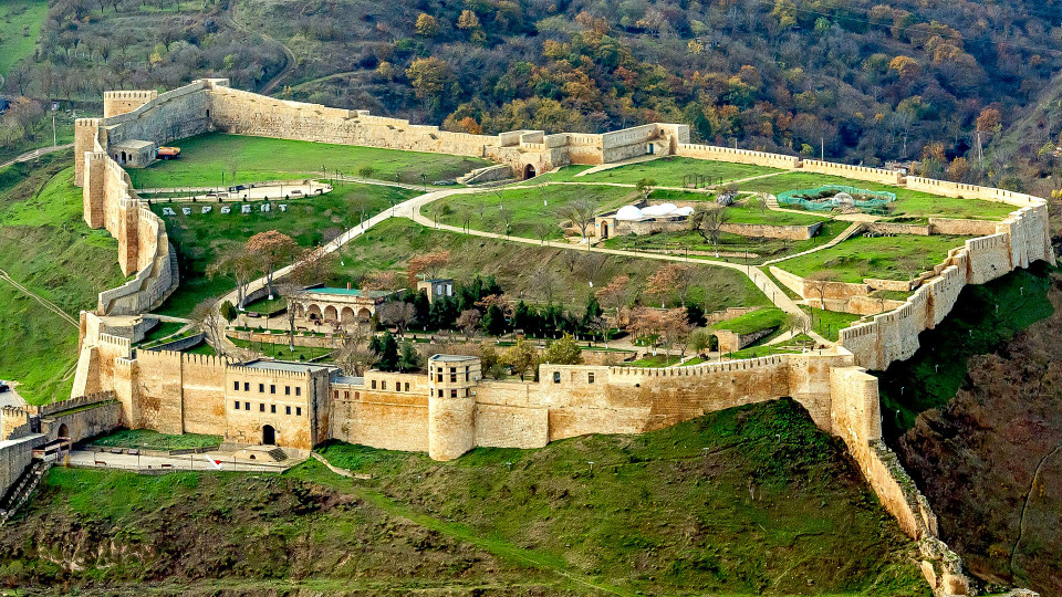 Дербент и экраноплан Лунь